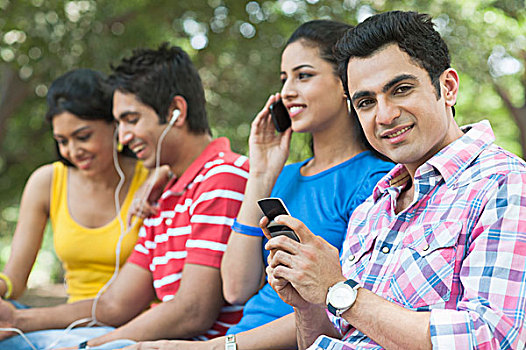 朋友,手机,mp3播放器,公园,新德里,德里,印度