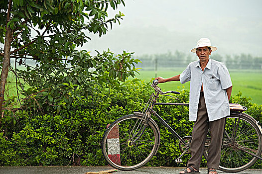 一个,男人,站立,自行车,旁侧,茂密,绿色,土地,云南