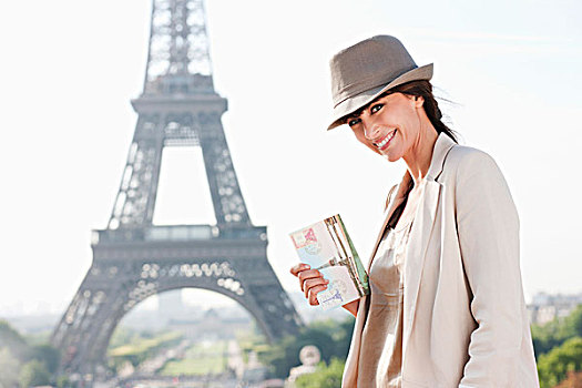 女人,拿着,明信片,背景,巴黎,法兰西岛,法国