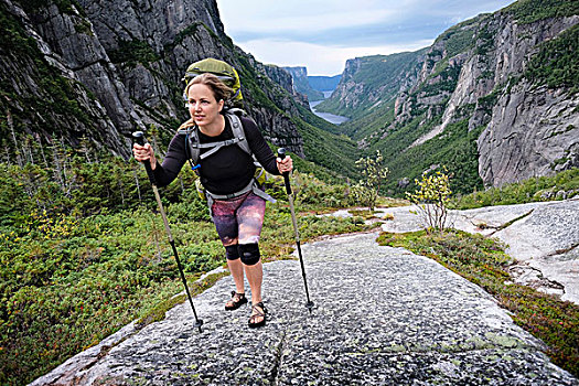 中年,女人,远足,向上,岩石,山谷,格罗莫讷国家公园,纽芬兰,加拿大