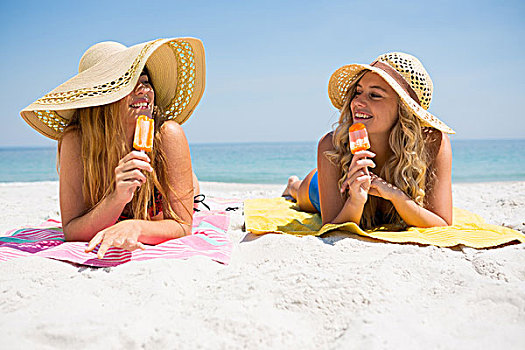 女性朋友,拿着,冰棍,躺着,沙子,海滩,蓝天