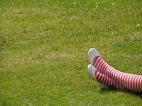 两个女人,腿,红色,白色,条纹,长袜,鞋,绿色,草地