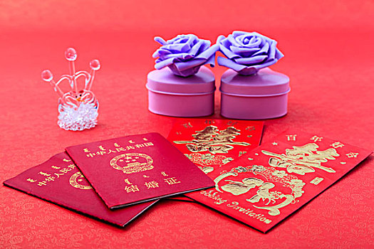 结婚证婚礼请柬紫色玫瑰花礼盒和水晶皇冠