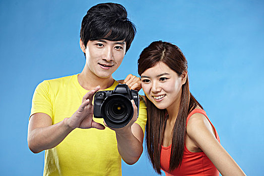 亚洲青年情侣玩相机