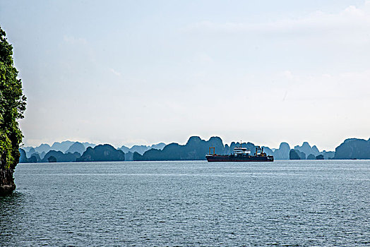 越南广宁鸿基市下龙湾货船港湾