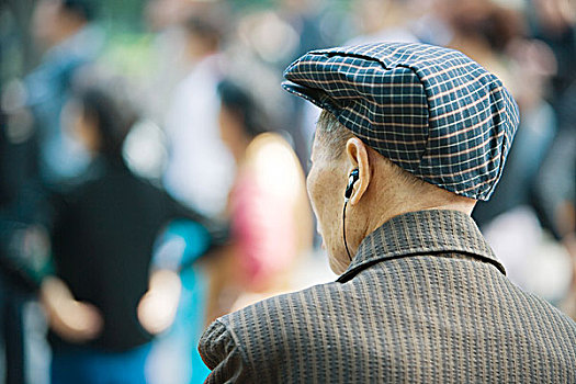 老人,听,耳机,后视图,上半身