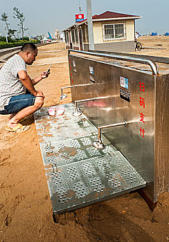 青岛海滩上的淡水微信扫描取水点