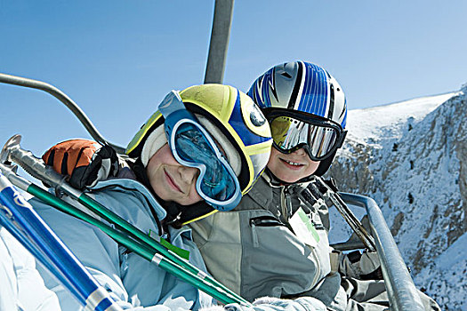 两个,孩子,滑雪,空中缆椅,看镜头,微笑,一起,头像