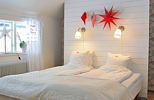 阁楼,卧室,储物间,后面,分隔,床头板,读,灯,红色,圣诞装饰,高处,床