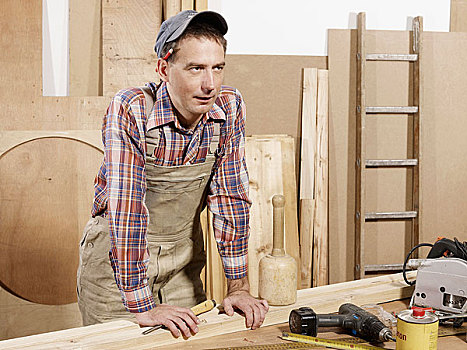 一个,男人,站立,木头,工作间