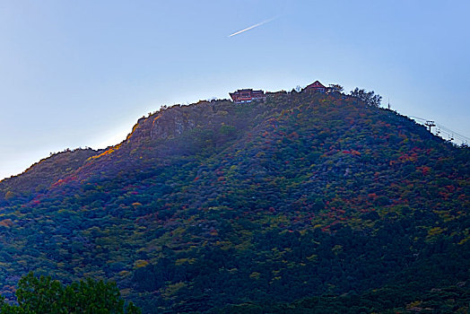 夕阳染红香炉峰