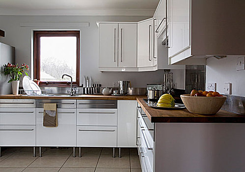 现代,厨房,白色,水槽,下方,窗户