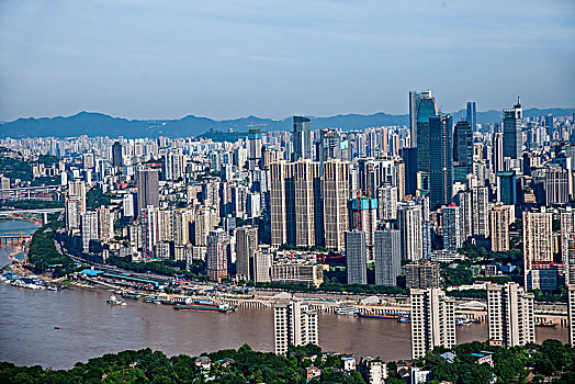 2038年重庆市南岸区南山一棵观景平台上俯瞰重庆渝中区