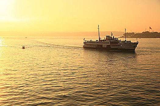 晨光中金角湾上的游船