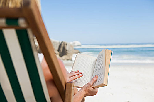 坐,女人,折叠躺椅,海滩,读