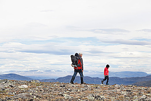 男人,儿子,远足,山景,尤通黑门山,国家公园,洛姆,奥普兰,挪威