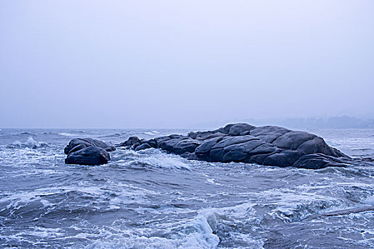 海浪拍打着礁石