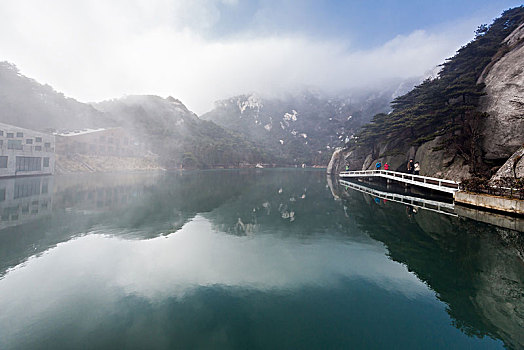 雾锁天柱山