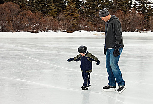 父亲,孩子,儿子,公园,户外,滑冰场,艾伯塔省,加拿大