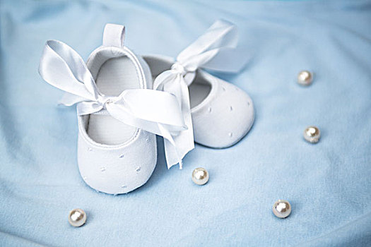 白色,婴儿鞋,蓝色背景,毯子,珍珠