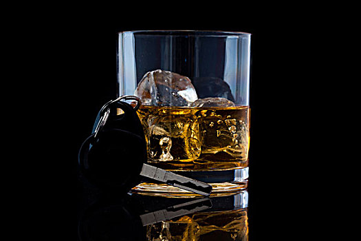 大玻璃杯,玻璃杯,威士忌,车钥匙,黑色背景