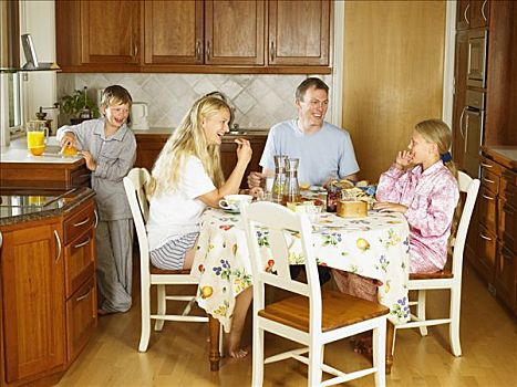 家庭,坐,厨房用桌,吃饭,早餐,微笑