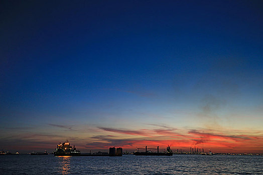 黄昏下的海港码头