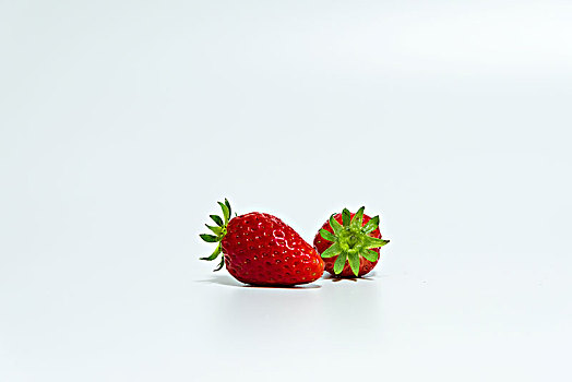 两颗草莓一堆草莓