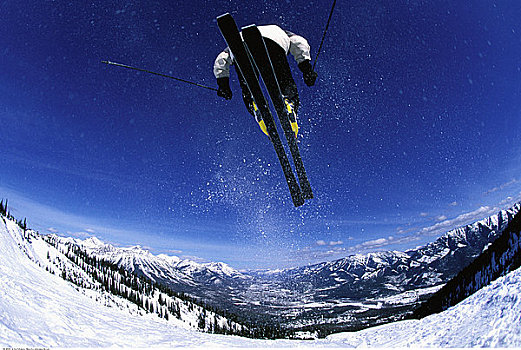 仰视,滑雪者,跳跃,空中,路易斯湖,艾伯塔省,加拿大