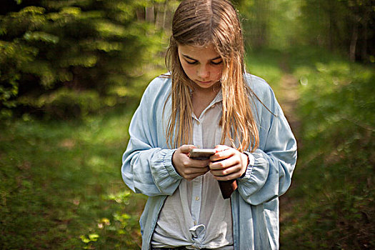 女孩,手机,树林