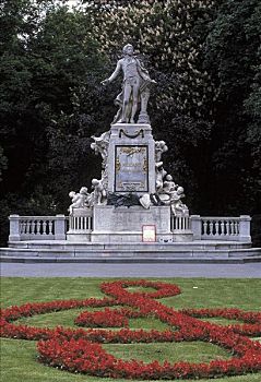 莫扎特,纪念建筑,作曲,音乐人,花坛,公园,树,维也纳,奥地利,欧洲