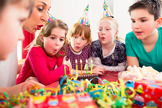孩子,生日派对,吹,蜡烛,蛋糕