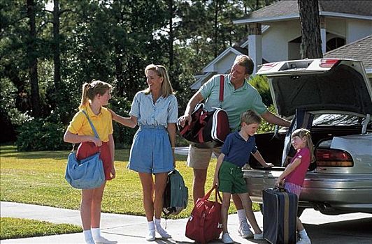 家庭,男人,女人,母亲,父亲,孩子,女孩,男孩,手提箱,假日,汽车,旅行