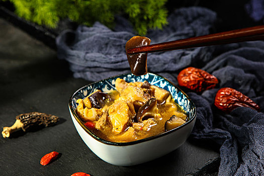 传统小吃家常菜香菇炖鸡香菇滑鸡