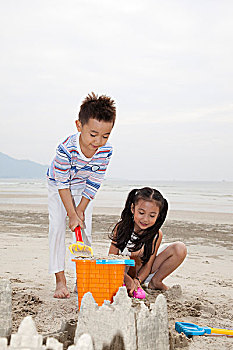 小男孩,小女孩在海滩玩耍