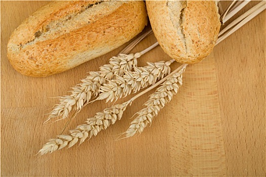 面包卷,木桌子,穗,小麦作物
