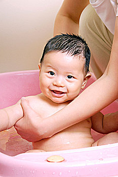 男婴洗澡