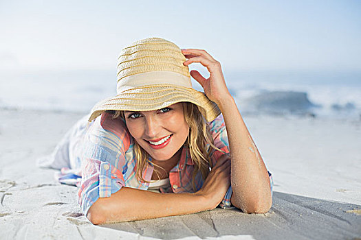 漂亮,金发,看镜头,微笑,海滩,躺着,沙子