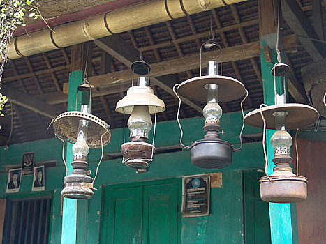 巴厘岛上古老的油灯