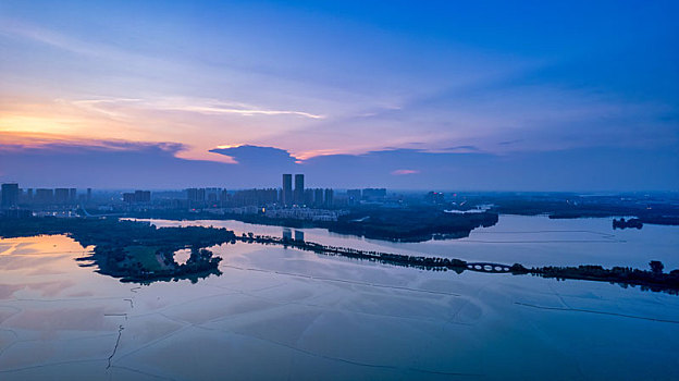 武汉东西湖区金银湖城市风光之傍晚时分