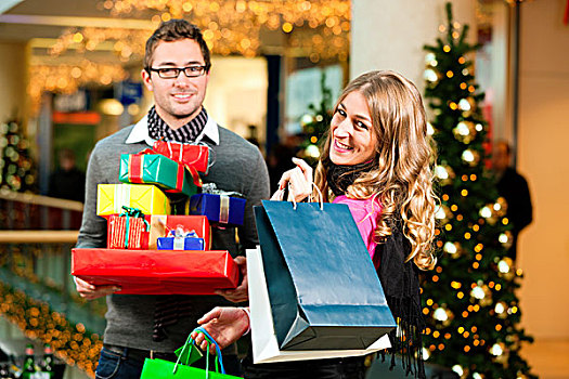 情侣,白人,男人,女人,圣诞礼物,礼物,购物袋,商场,正面,圣诞树