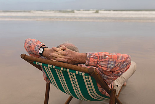 老人,放松,手放头后,沙滩椅,海滩