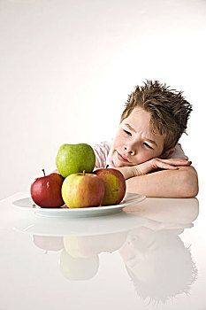 男孩,坐,正面,盘子,苹果,看,怀疑