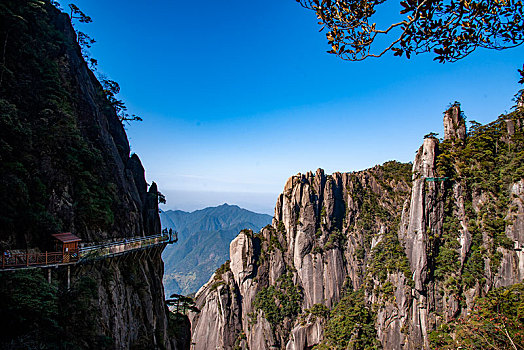 江西上饶三清山西海岸峡谷间的悬空栈道