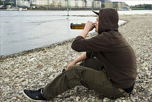 孤单,青少年,坐,莱茵河,河,喝,啤酒瓶