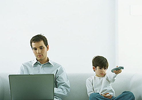 男人,坐,沙发,工作,笔记本电脑,男孩,靠近,指向,遥控器