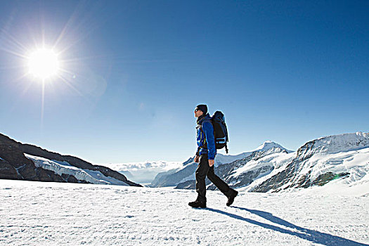 男人,远足,雪中,遮盖,山景,格林德威尔,瑞士