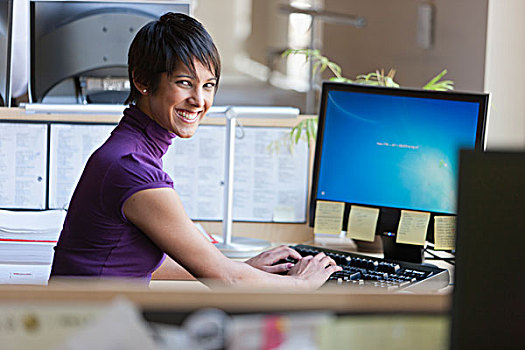 肖像,职业女性,用电脑,办公室,书桌