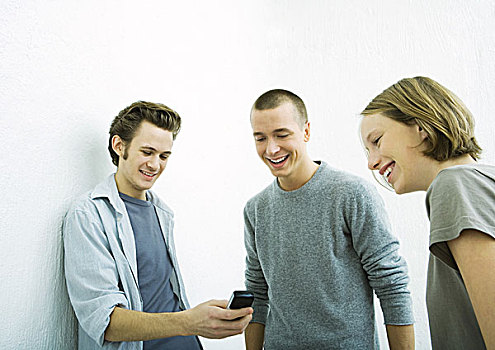 三个,年轻,朋友,看,手机,微笑