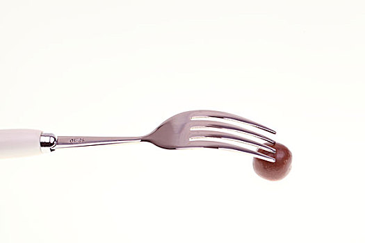 银色刀叉切开圆形棕色巧克力